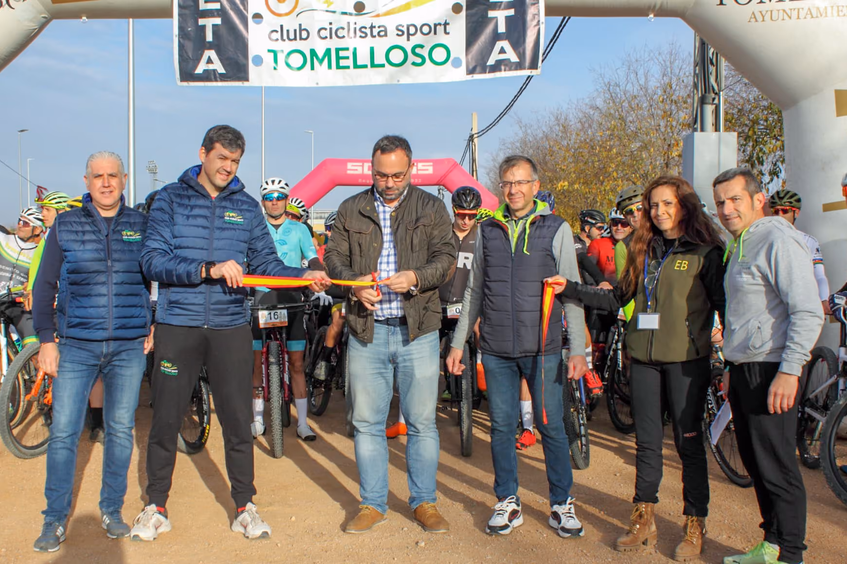 Imagen de la salida de la carrera con Javier Navarro en el protocolario corte de cinta.