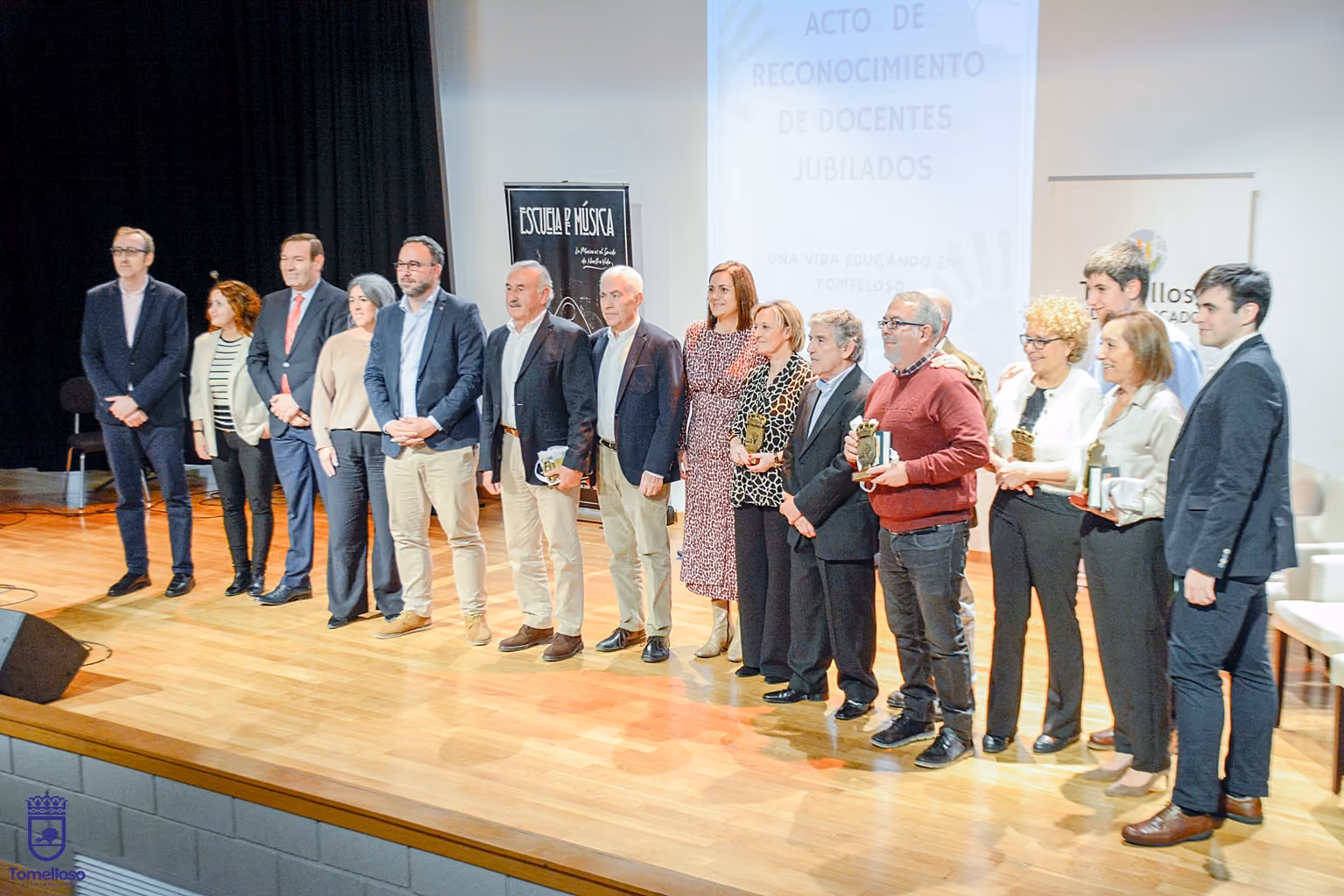 Imagen de familia de los participantes en el acto.