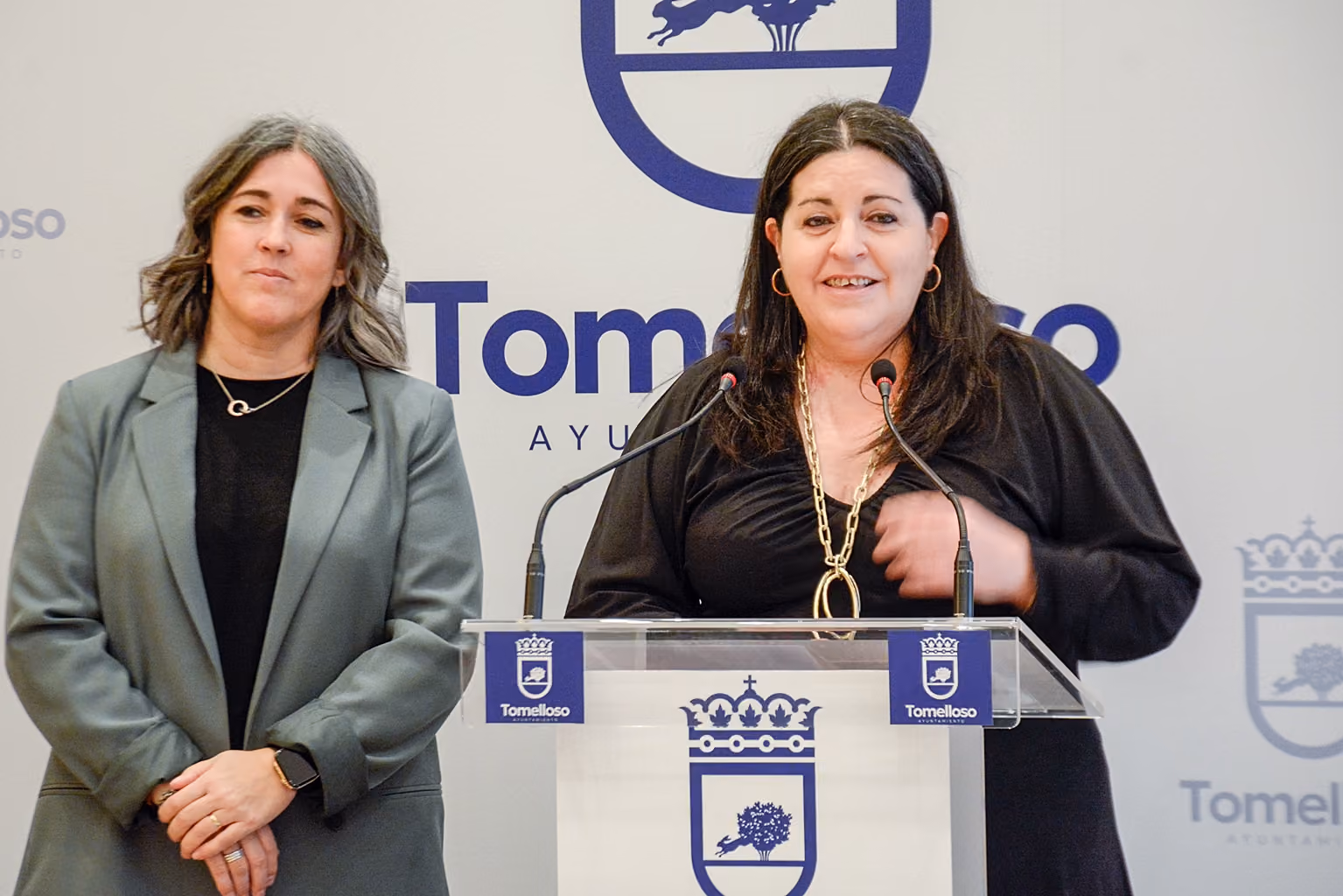 Elena Villahermosa e Inés Losa, a la izquierda, durante la presentación del programa.