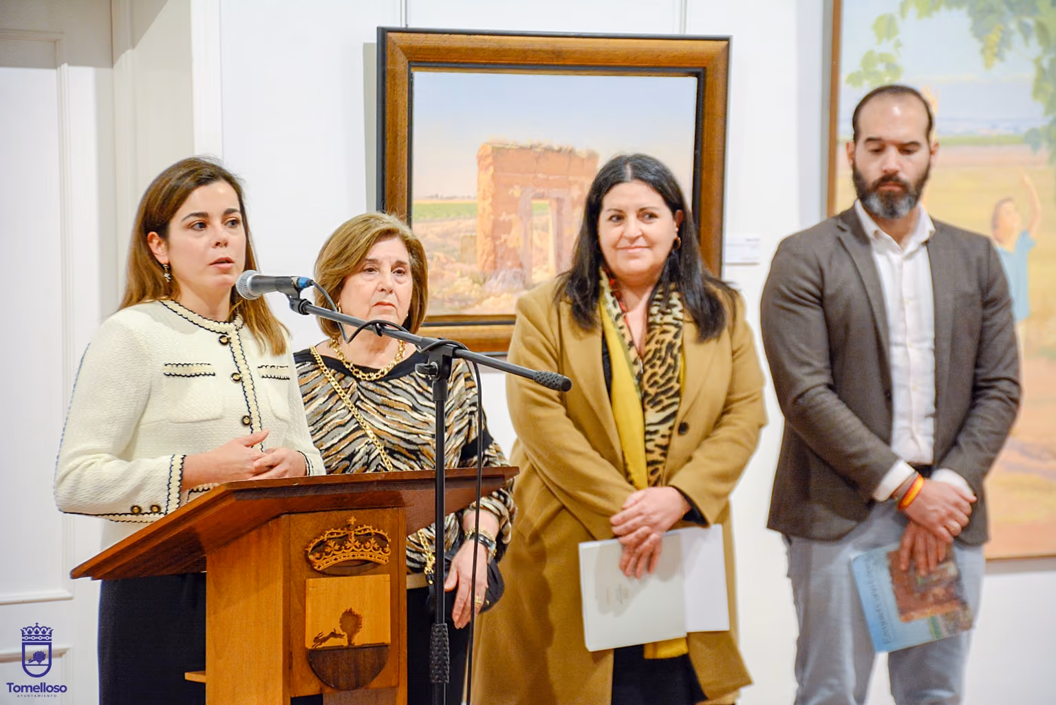 Laura Cano, a la izquierda durante la inauguración de la exposición de su padre.