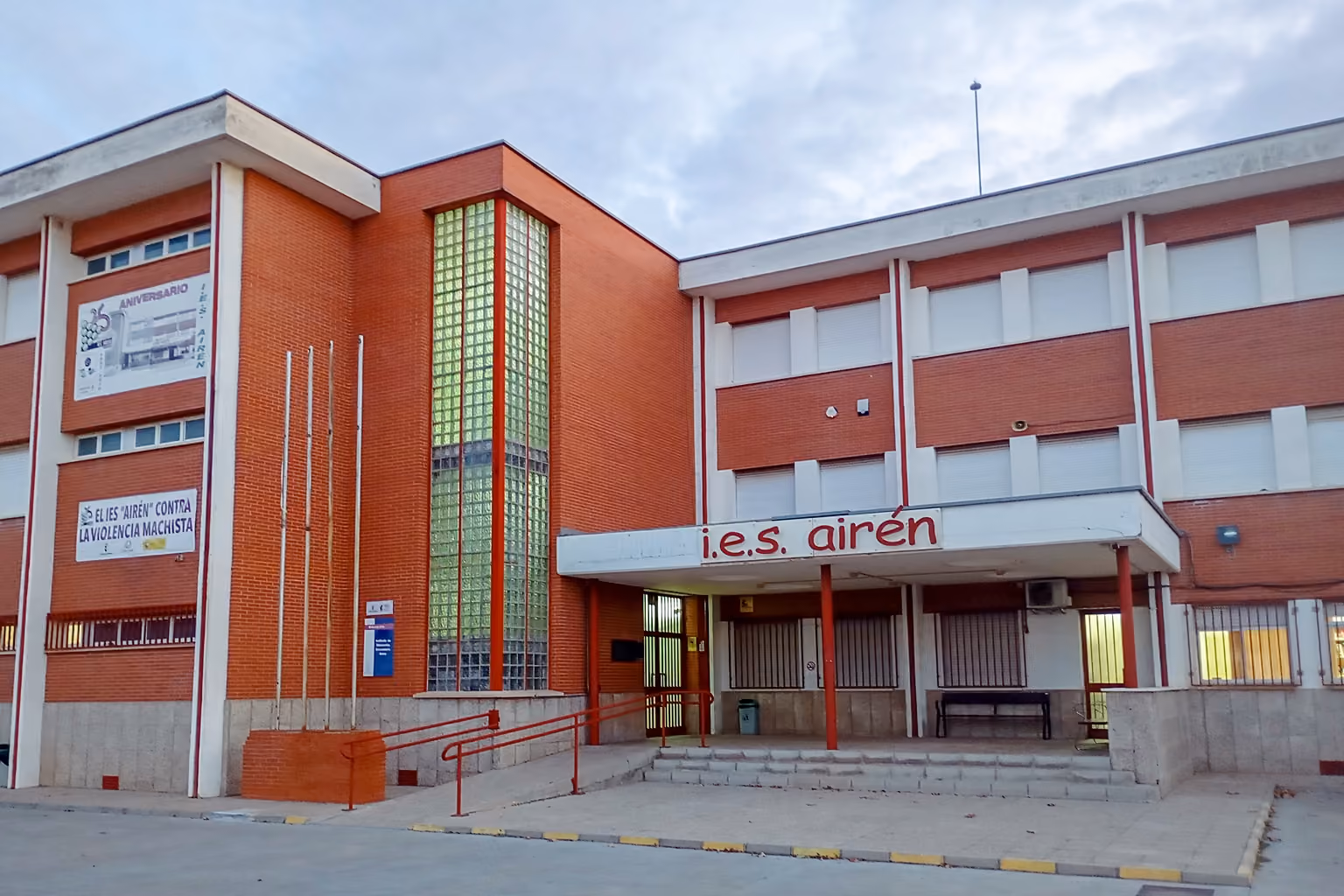 Imagen de la fachada principal del instituto Airén