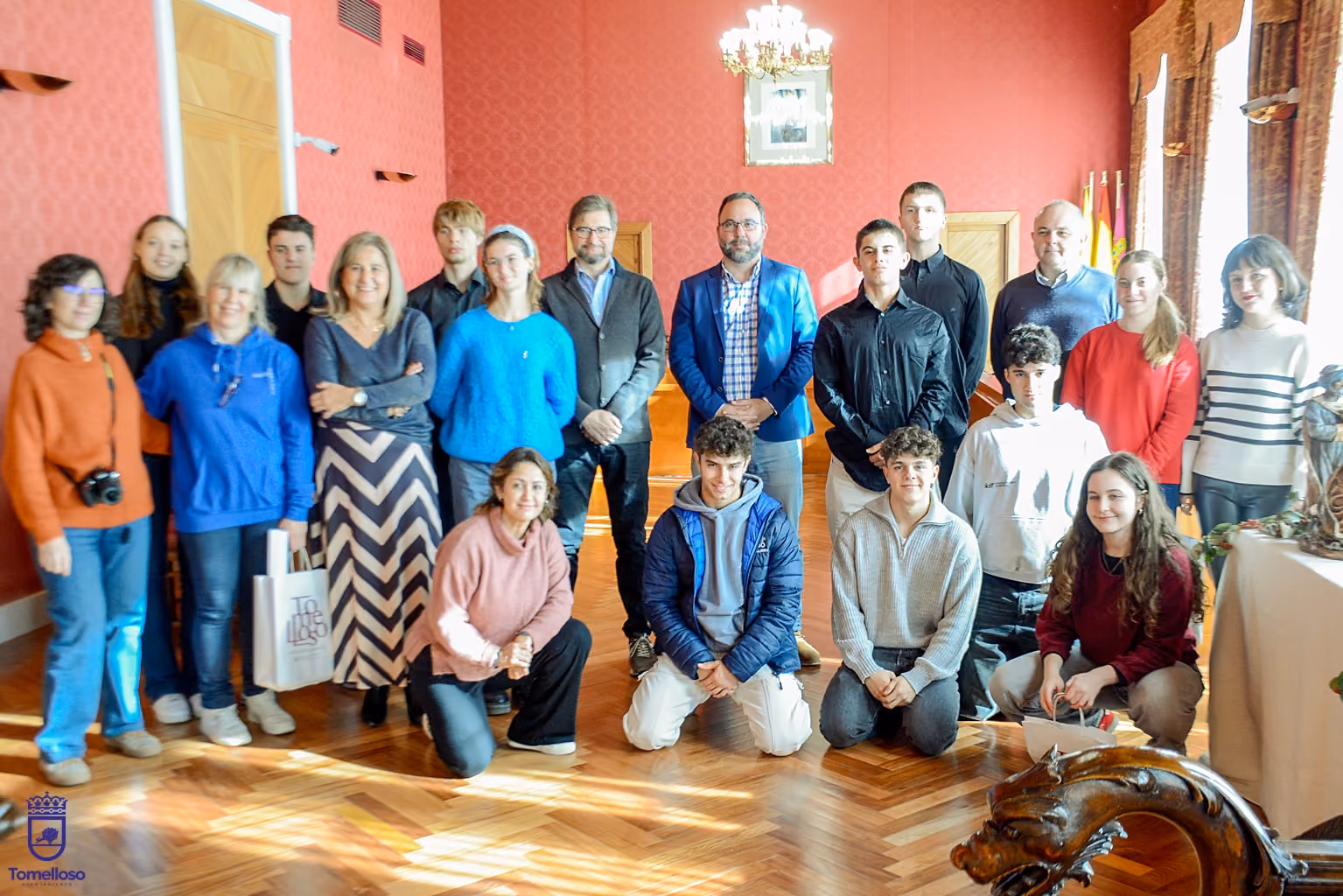Foto de familia de los participantes en la recepción