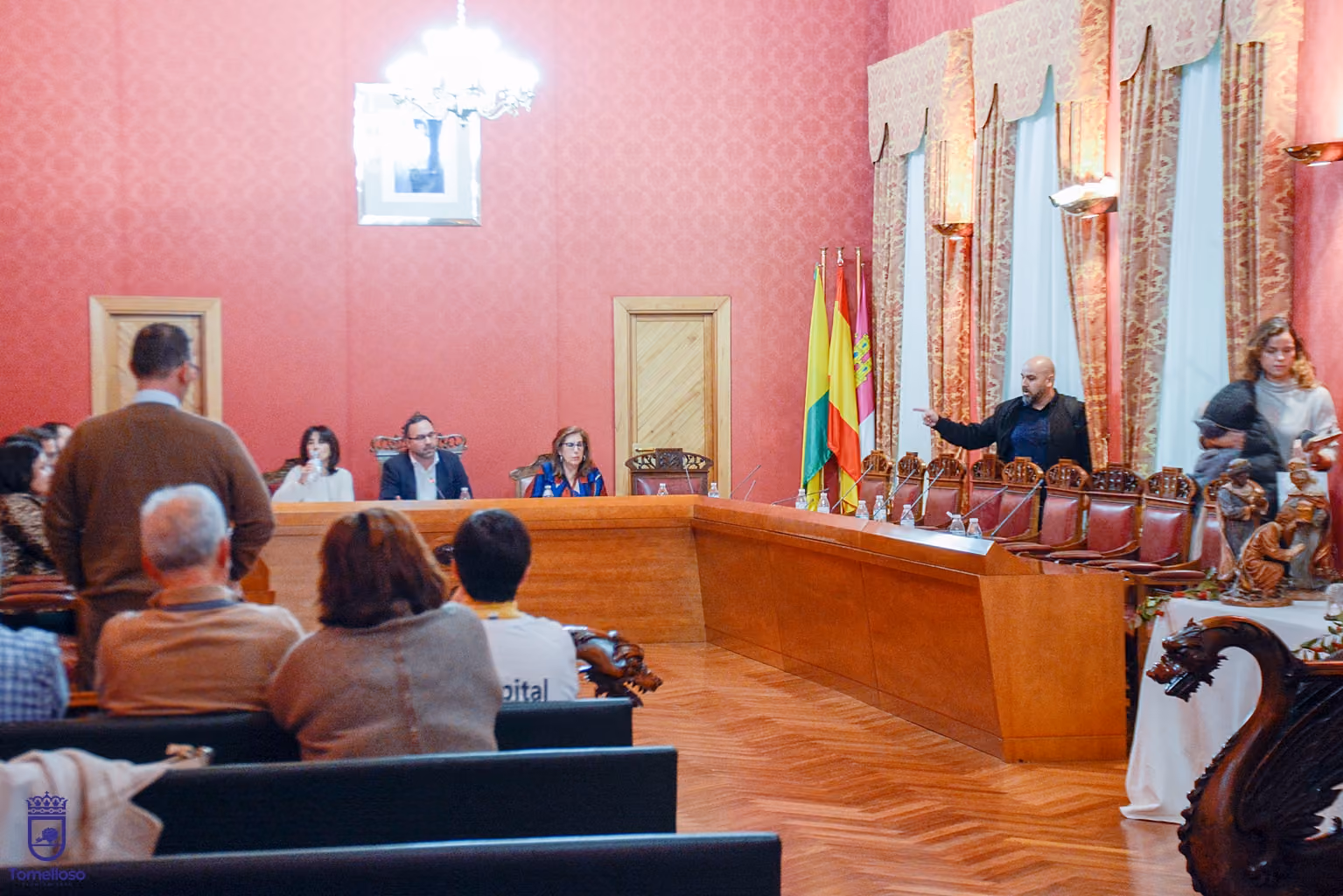 El grupo socialista abandonando el pleno en la sesión extraordinaria de diciembre