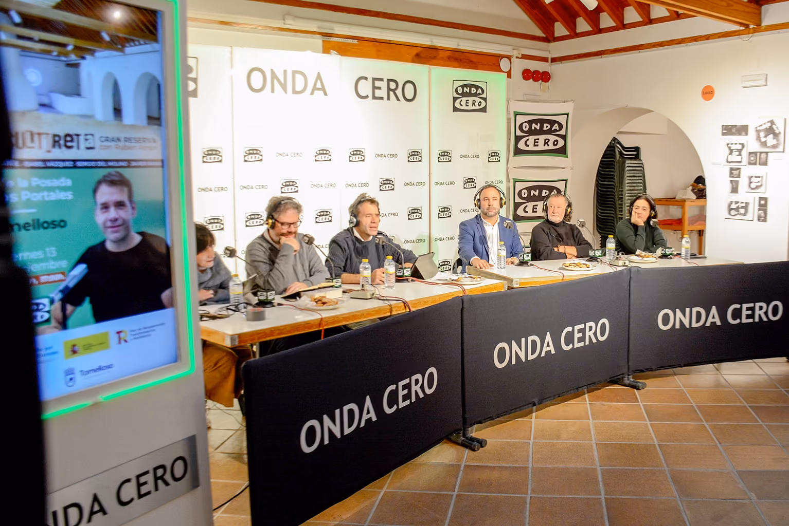 Momento de la grabación del programa con Javier Navarro y Dionisio Cañas al fondo
