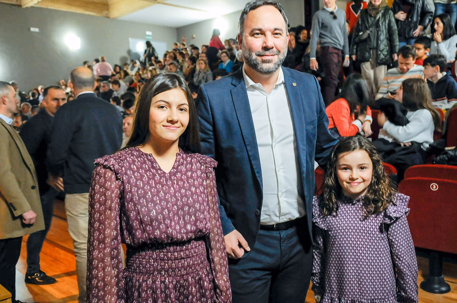 El alcalde, con las hermanas Silvia y Valeria Castillejos a las que ha tenido la oportunidad de felicitar por su excelente temporada.
