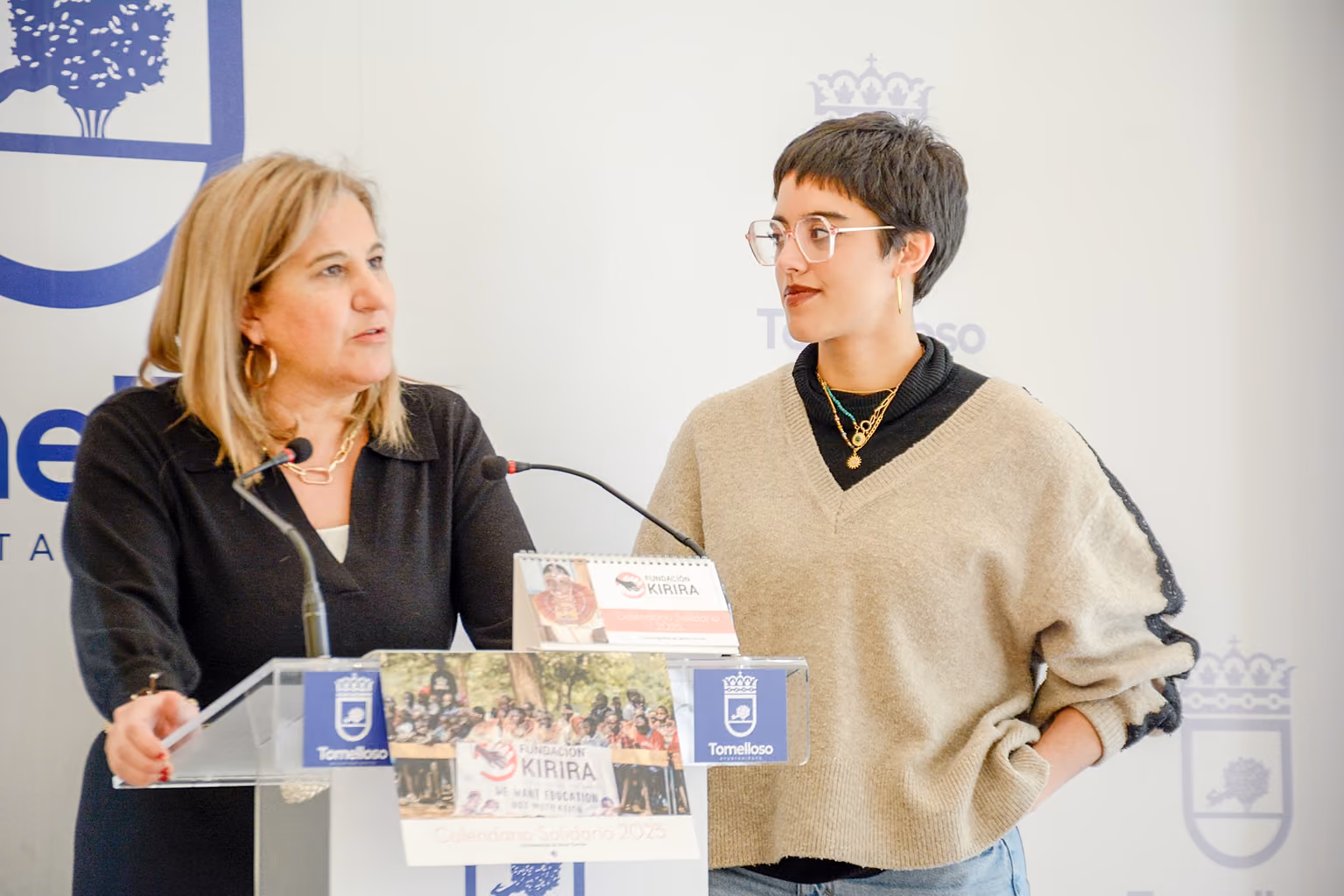 Eloísa Perales, a la izquierda, y Eva Macías durante la presentación del calendario solidario