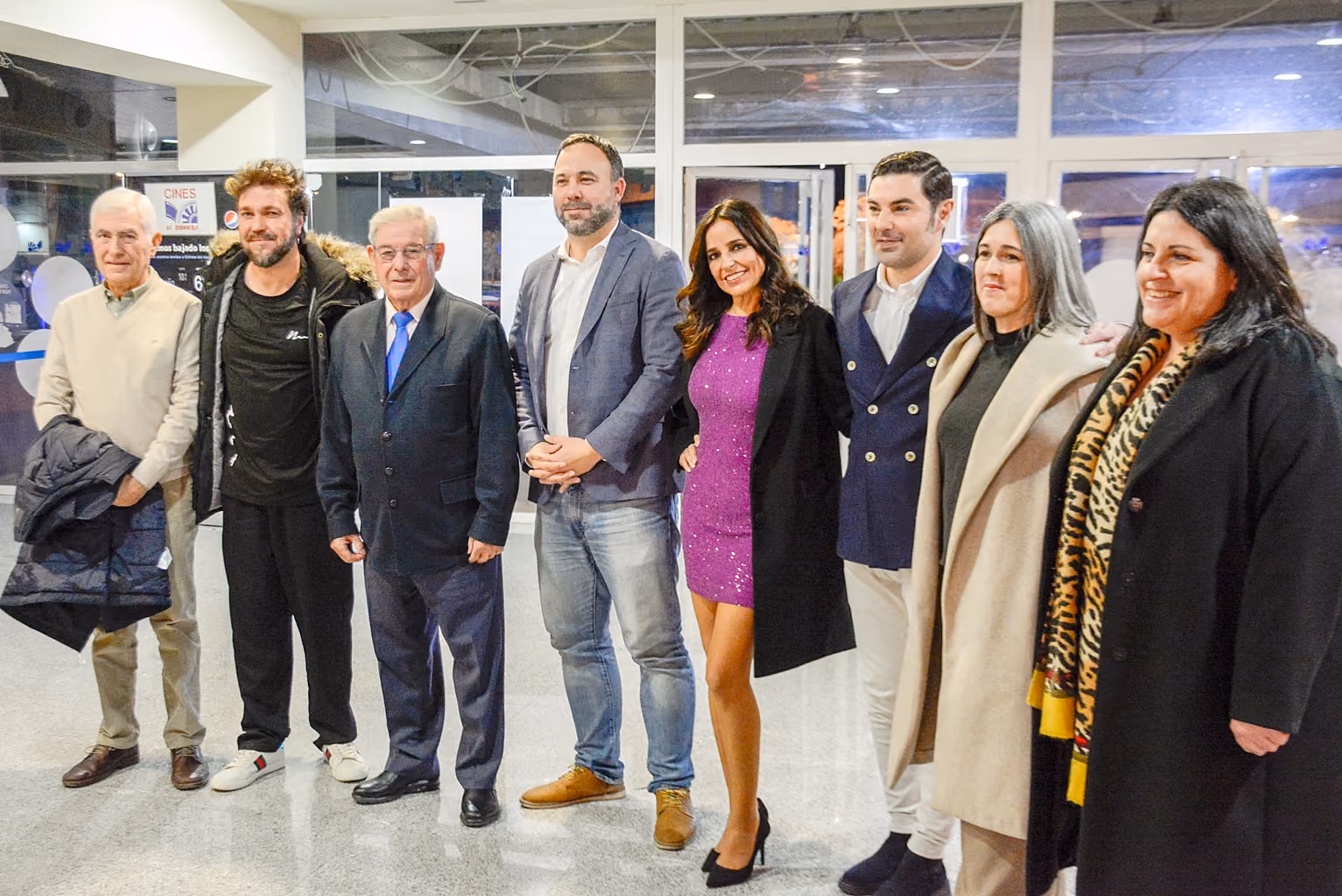 Autoridades, representantes de Elder y participantes en gala 