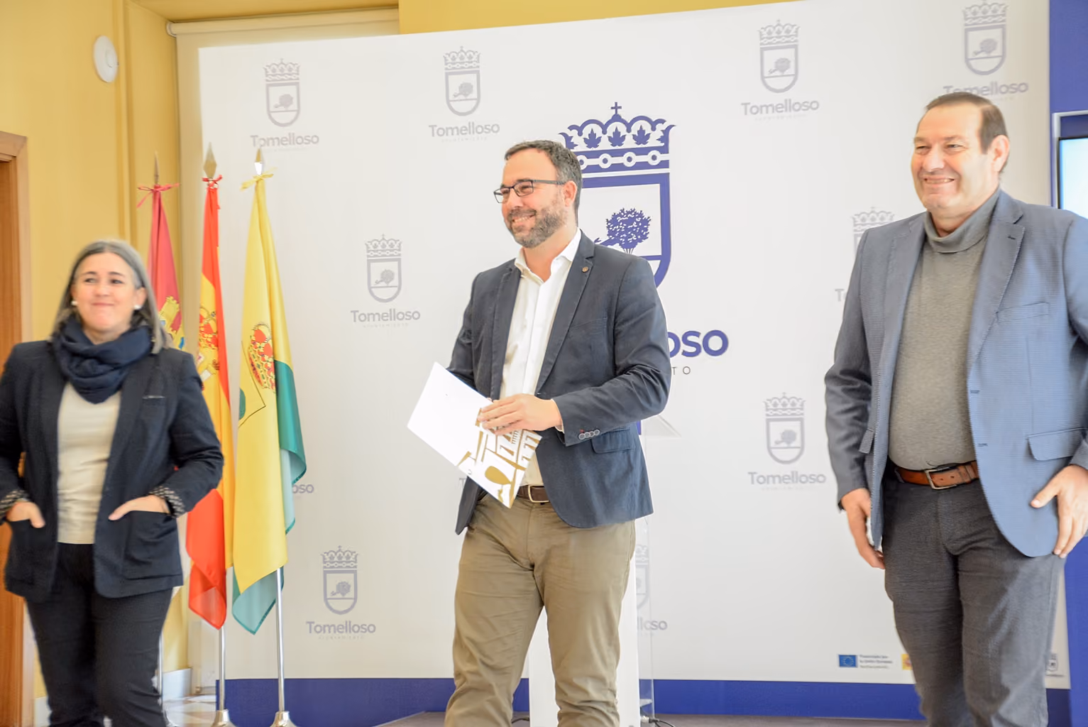 Javier Navarro, en el centro, con Elena Villahermosa y Jesús Lara tras la rueda de prensa de presupuestos