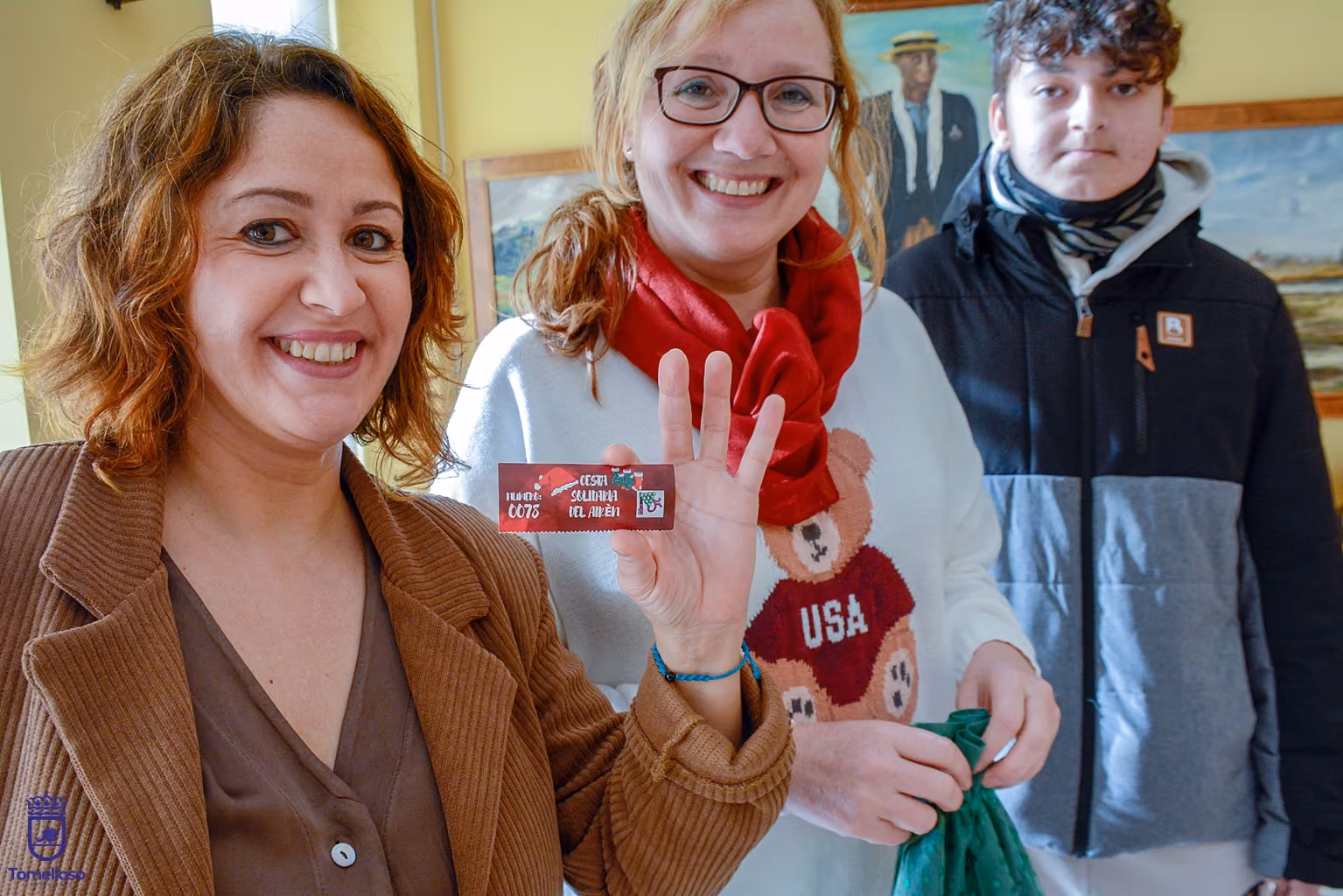 Carmen López con la papeleta ganadora