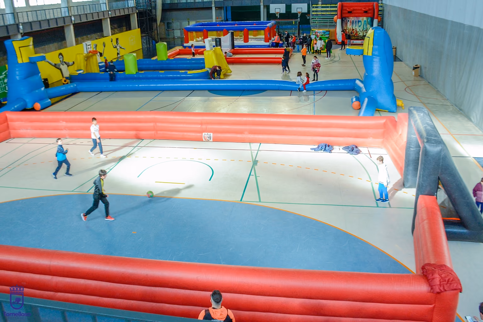 Vista general del pabellón con los juegos infantiles de estos días