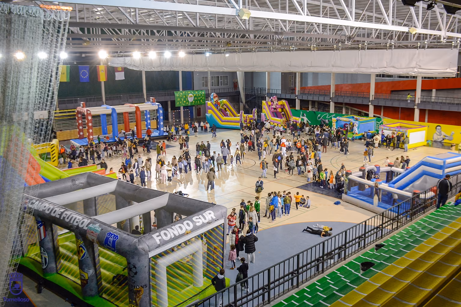 Vista general del pabellón deportivo con el circuito de hinchables