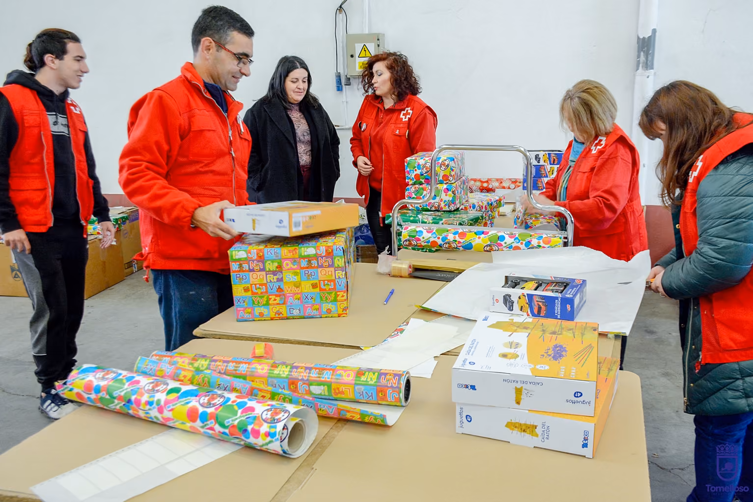 Inés Losa, con los voluntarios de Cruz Roja que están participando en la campaña de juguetes