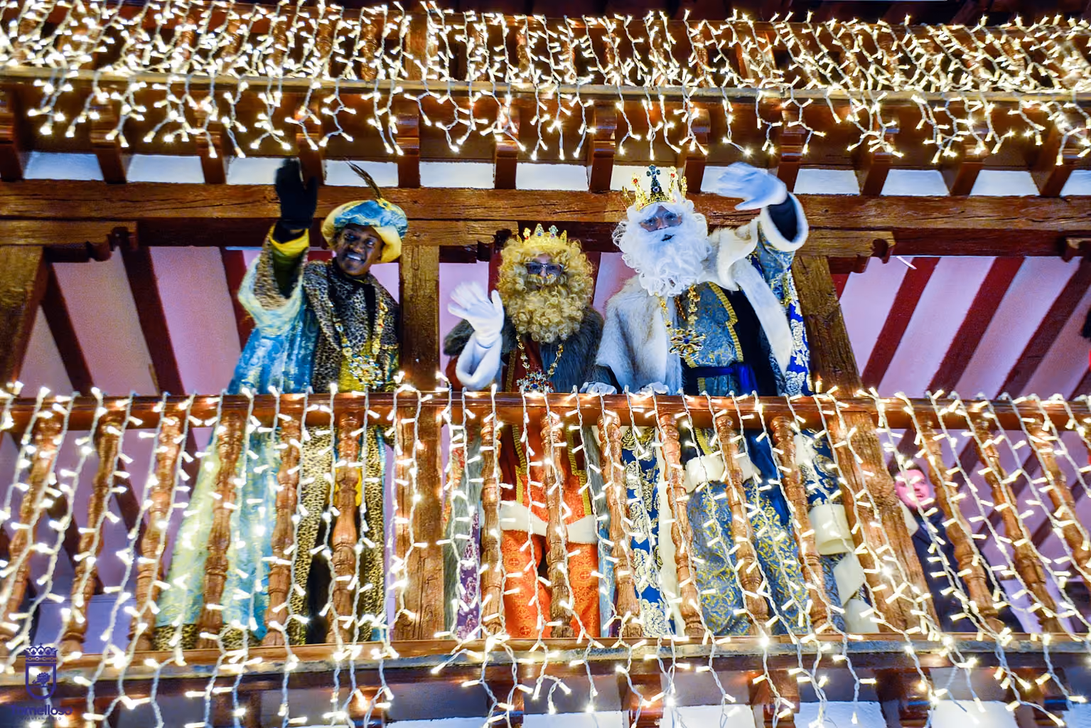 Los Reyes Magos saludan a los niños desde la Posada de los Portales