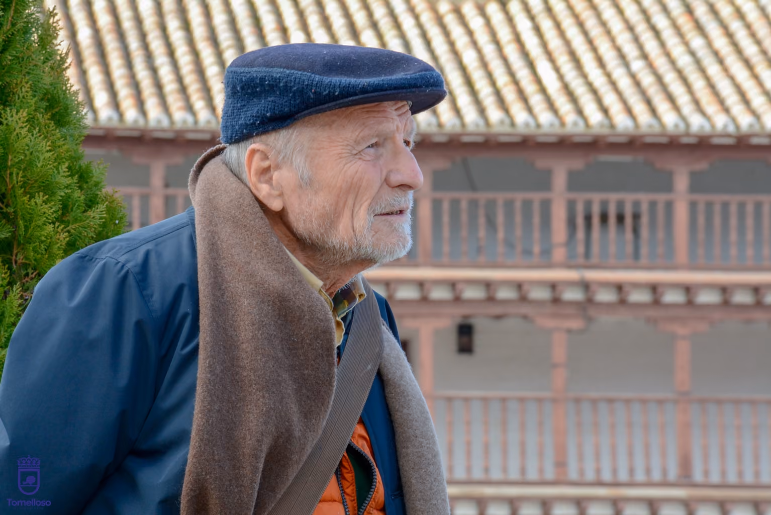 Antonio López García en una reciente visita a Tomelloso, frente a la Posada de los Portales