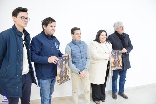 Participantes en la presentación del programa y el cartel anunciador de las fiestas de San Antón, con el pregonero, Francisco Navarro, a la derecha.