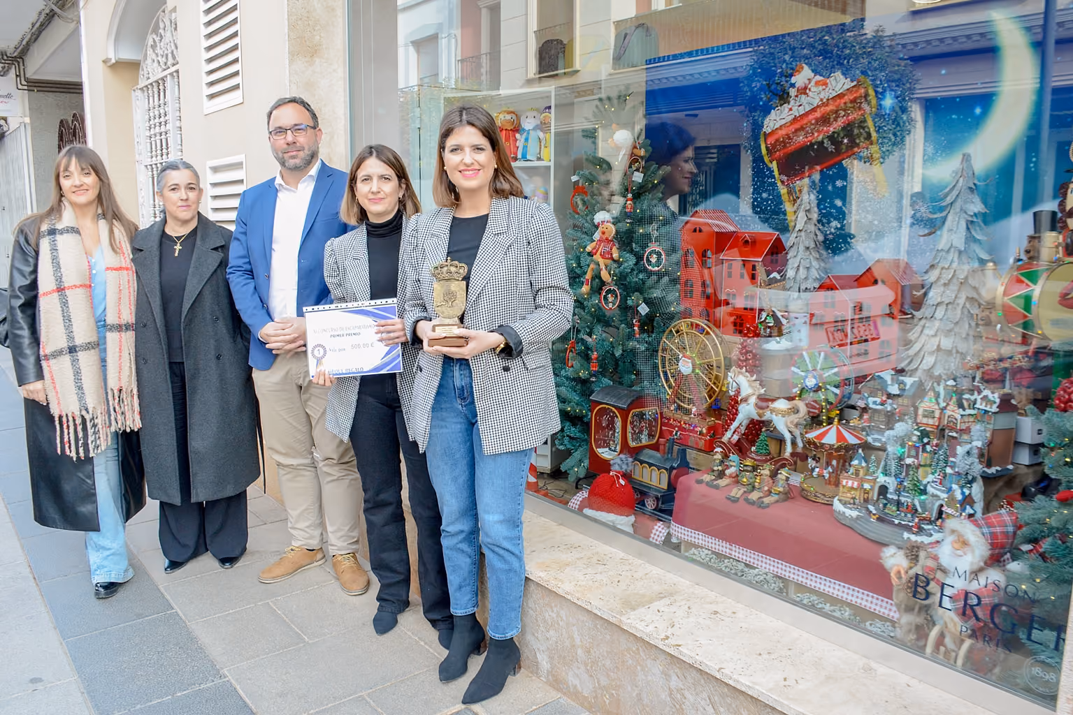 Las concejalas y el alcalde hacen entrega del premio a Anayansi 