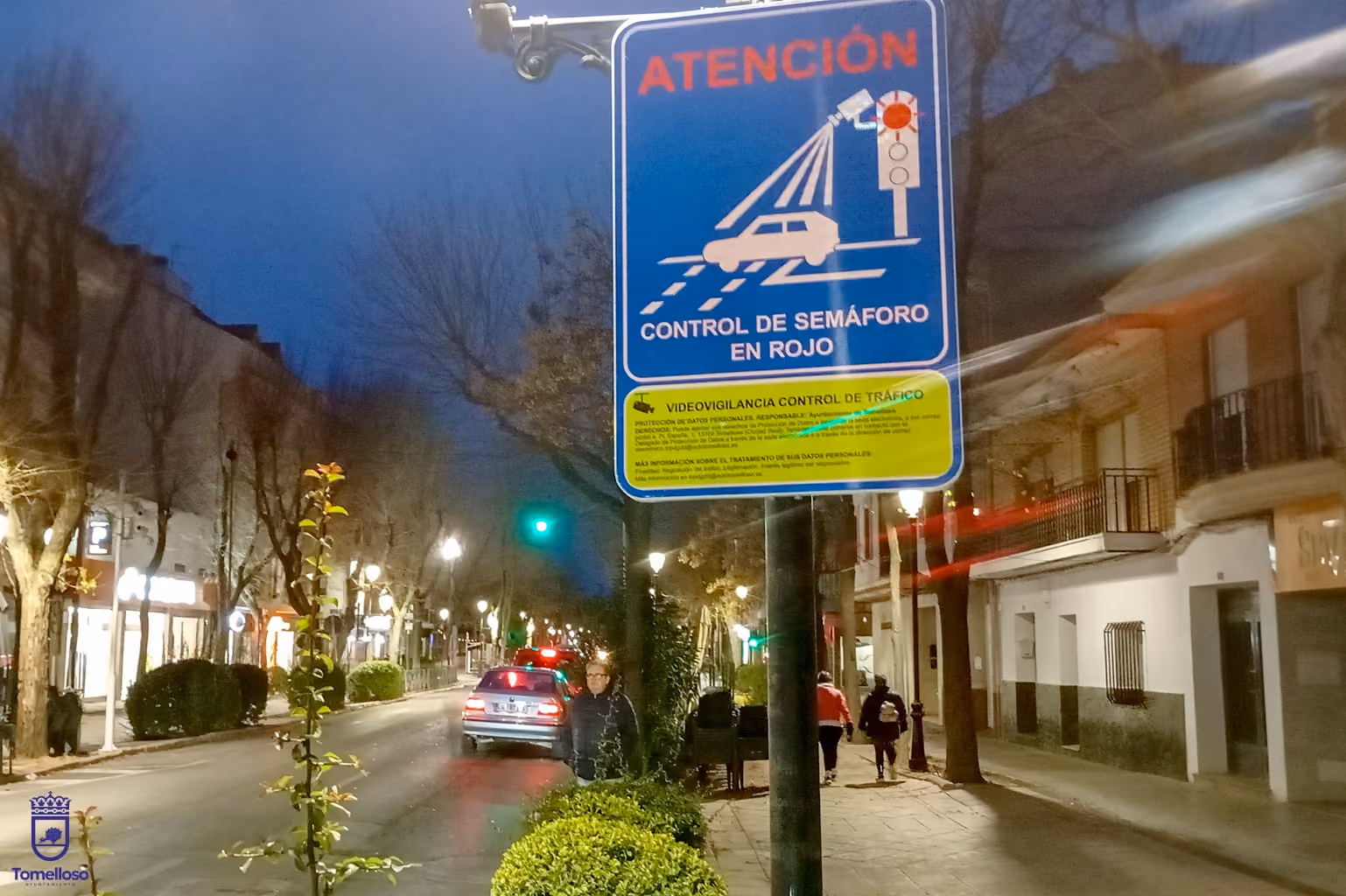 Cartel de aviso de control por cámara en semáforo en el cruce de Don Antonio Huertas con Santa Rita