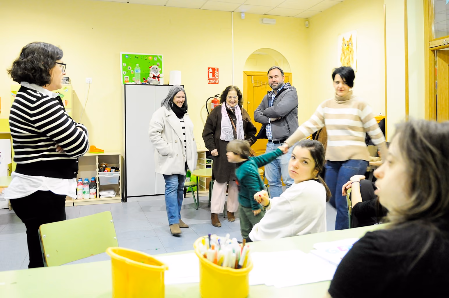 Elena Villahermosa, Felisa Sáez y Javier Navarro en una de las aulas de la ludoteca