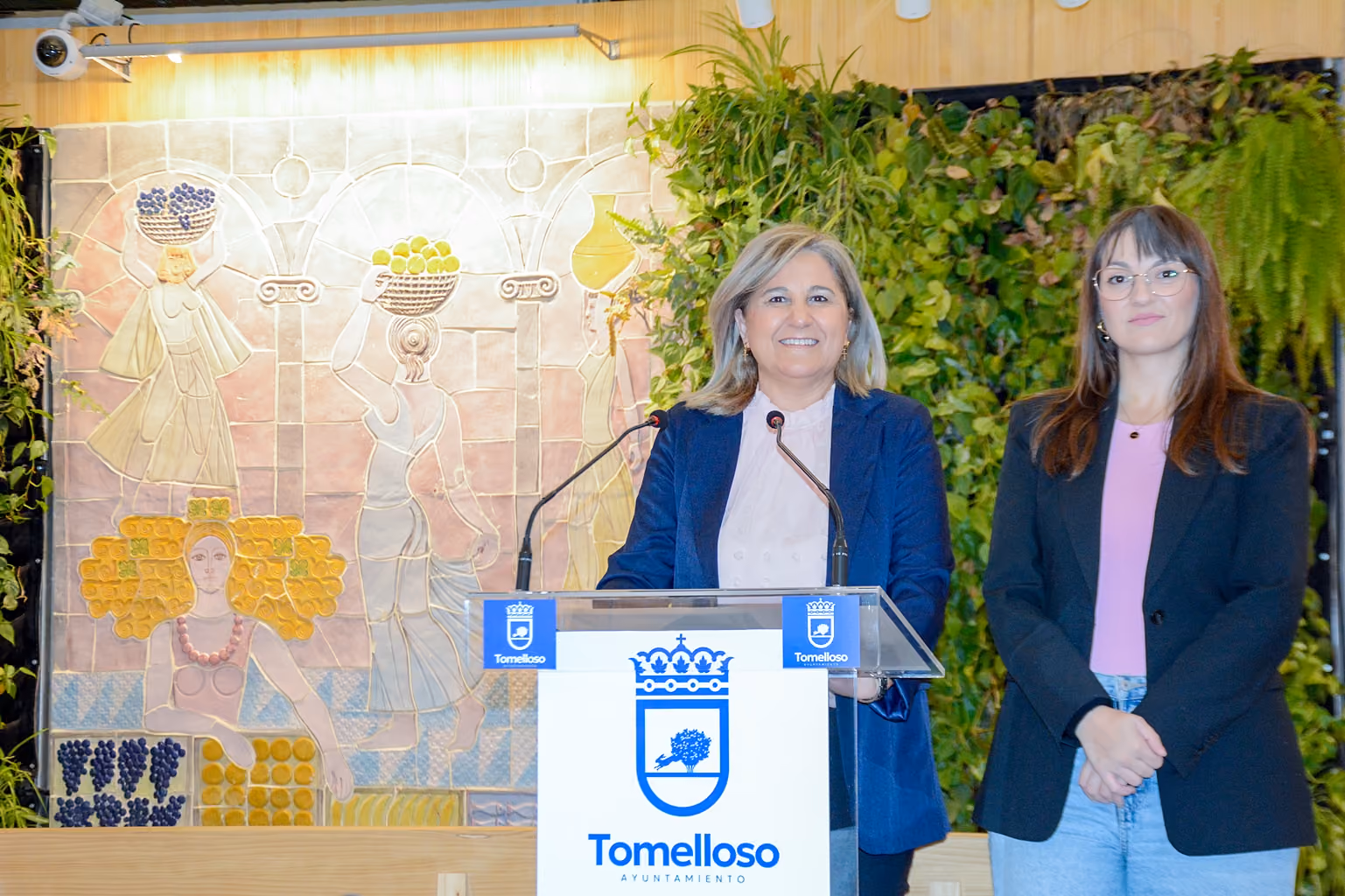 Eloísa Perales y Rocío Valentín en el Mercado de Abastos durante la rueda de prende de este martes.