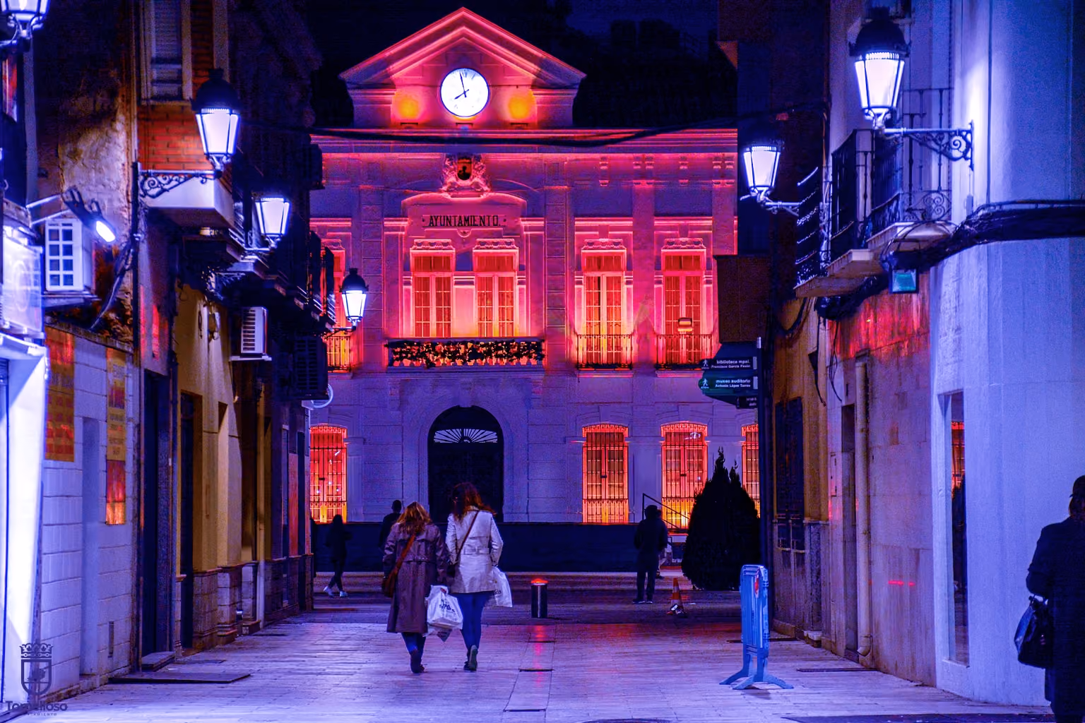 Fachada principal del Ayuntamiento iluminada de rojo