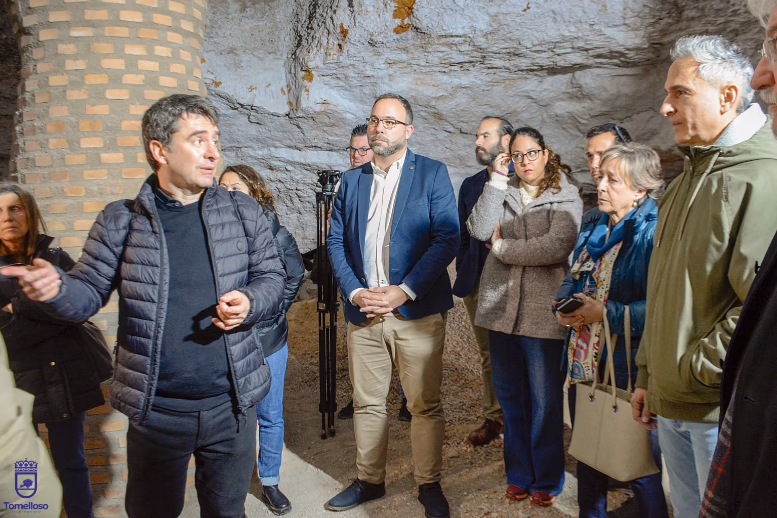 Técnicos de la Universidad, el alcalde Javier Navarro y la decana, Elena Guijarro, durante la visita al arenero