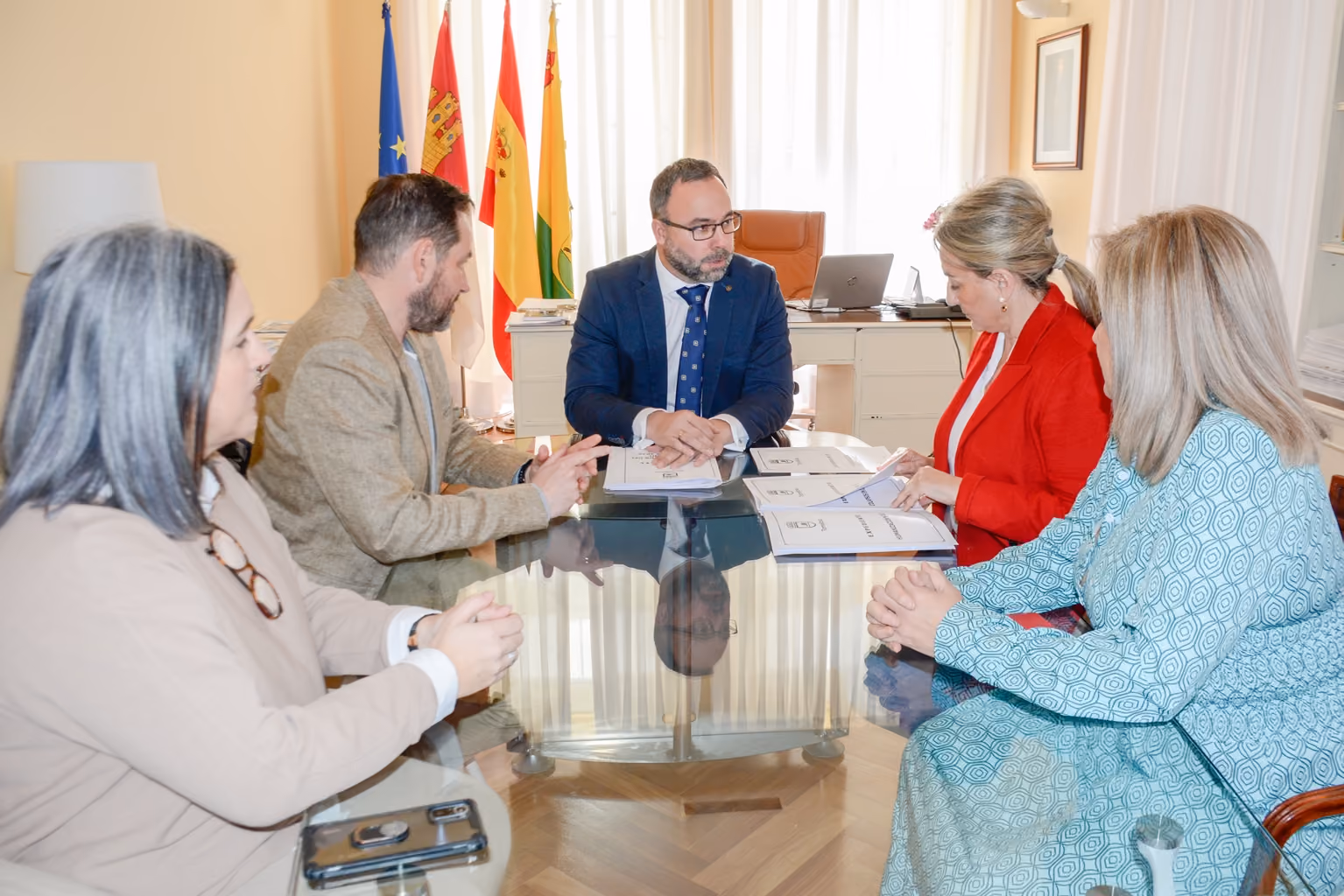 De izquierda a derecha, Elena Villahermosa, David Broceño, Javier Navarro, Milagros Tolón y Eloísa Perales, durante la reunión celebrada en el Ayuntamiento