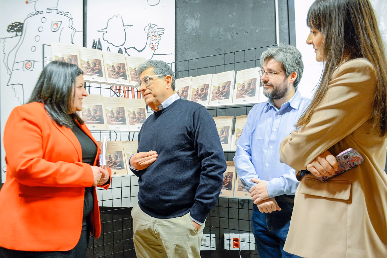 Inés Losa, a la izquierda, con los autores del libro