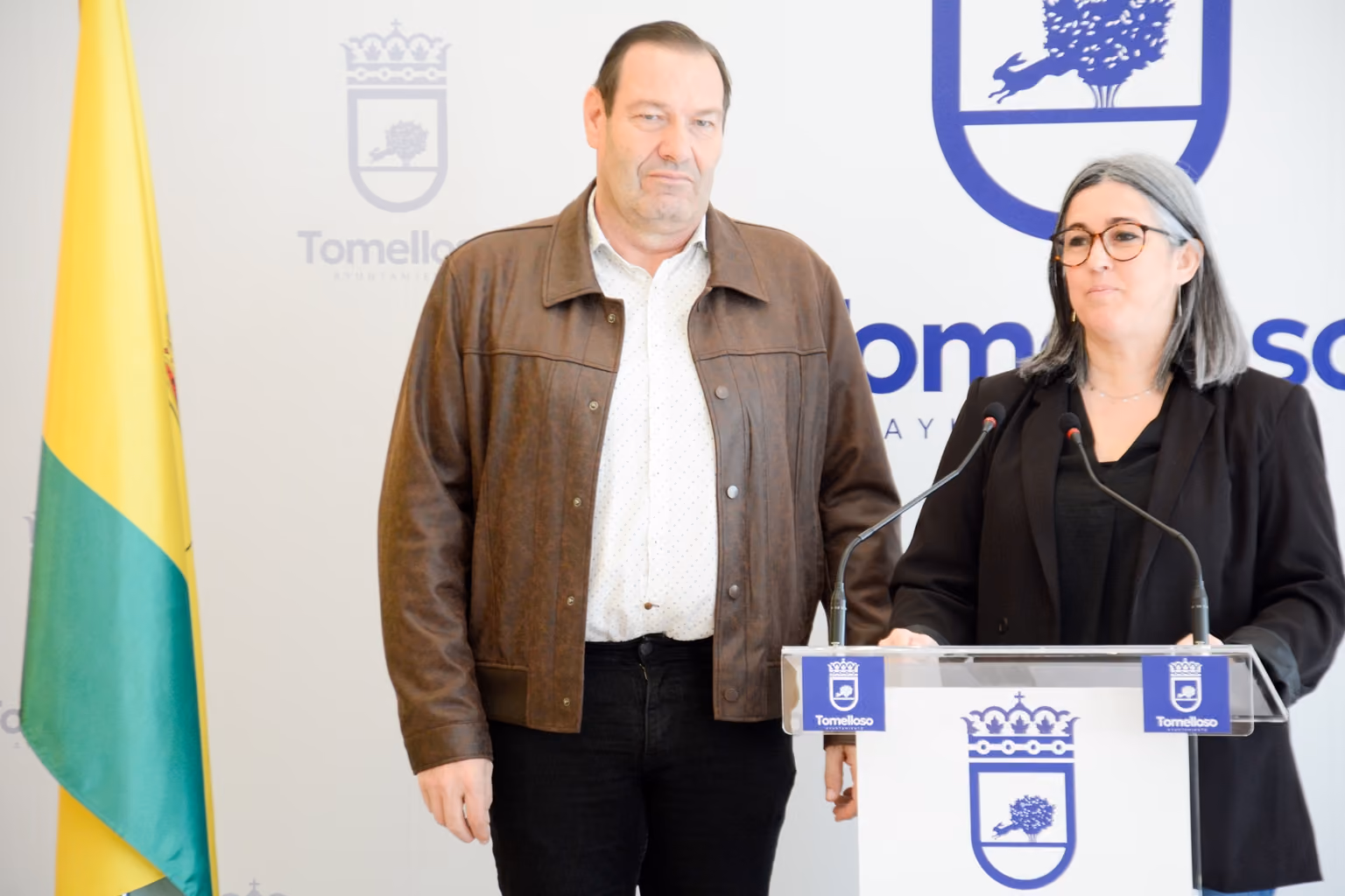Jesús Lara y Elena Villahermosa durante la presentación de la moción en defensa del sector primario