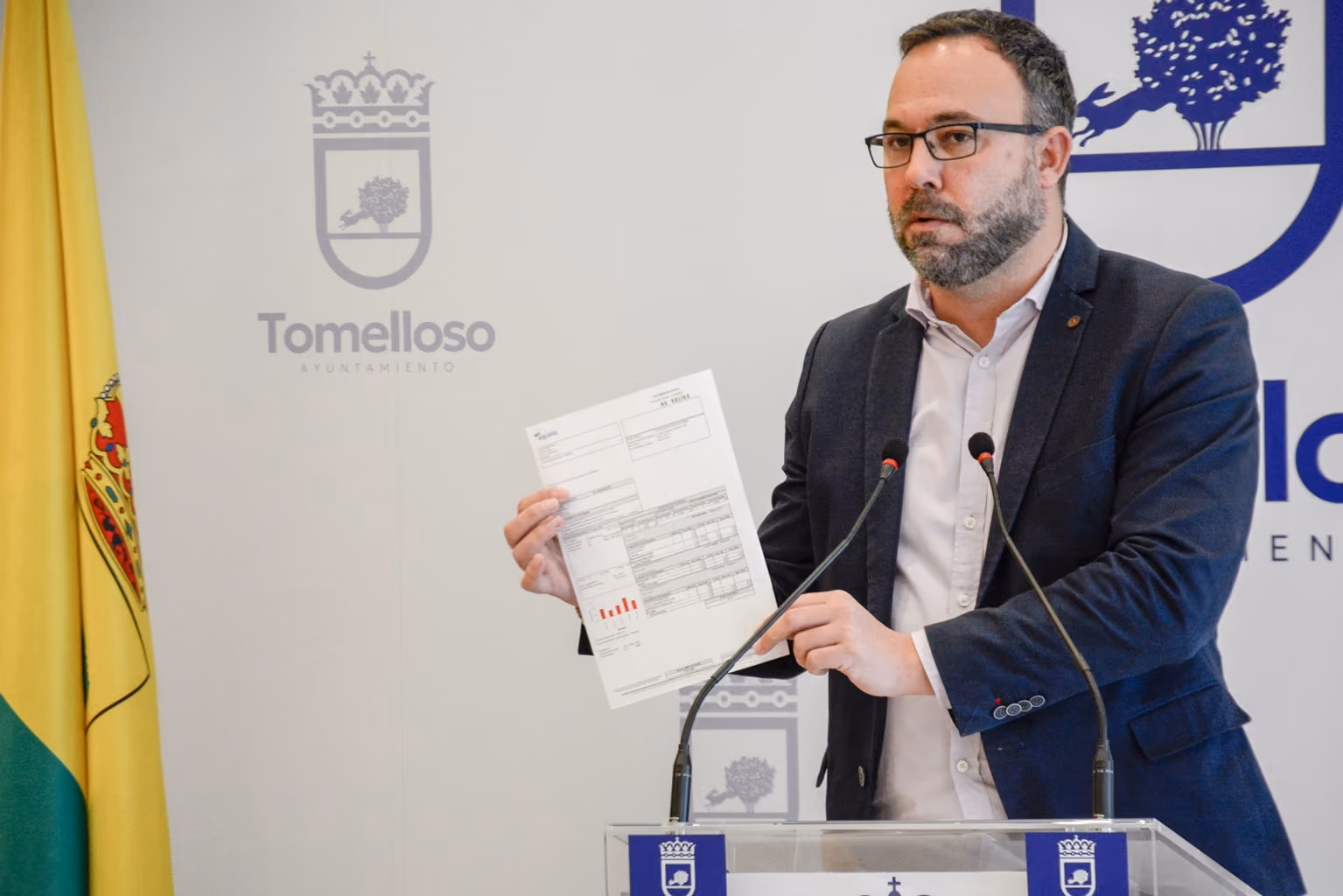 El alcalde, con una factura del agua, demuestra la subida que sufrirán los vecinos 