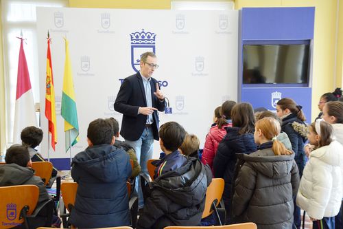 Antonio Calvo se dirige a los escolares en la sala Francisco Carretero durante una las visitas al Ayuntamiento