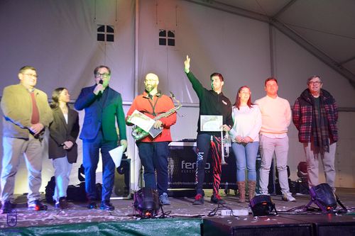 Miembros del jurtado y de las charangas participantes durante la edición del concurso 2025