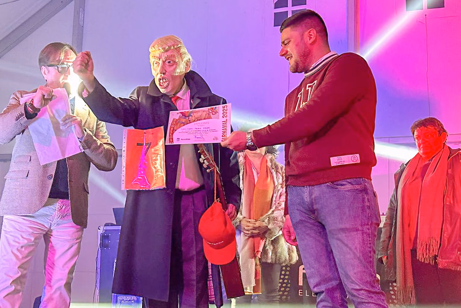 Manuel Marquina, a la derecha, entregando el primer premios en la categoría individual