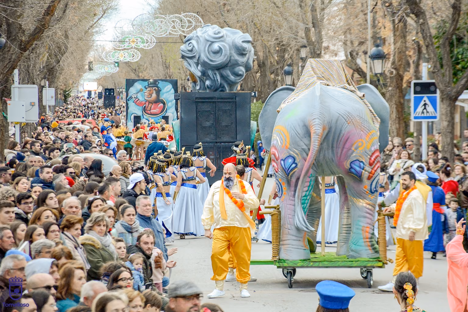 Vista general de la avenida Don Antonio Huertas repleta de público ante el paso del desfile local