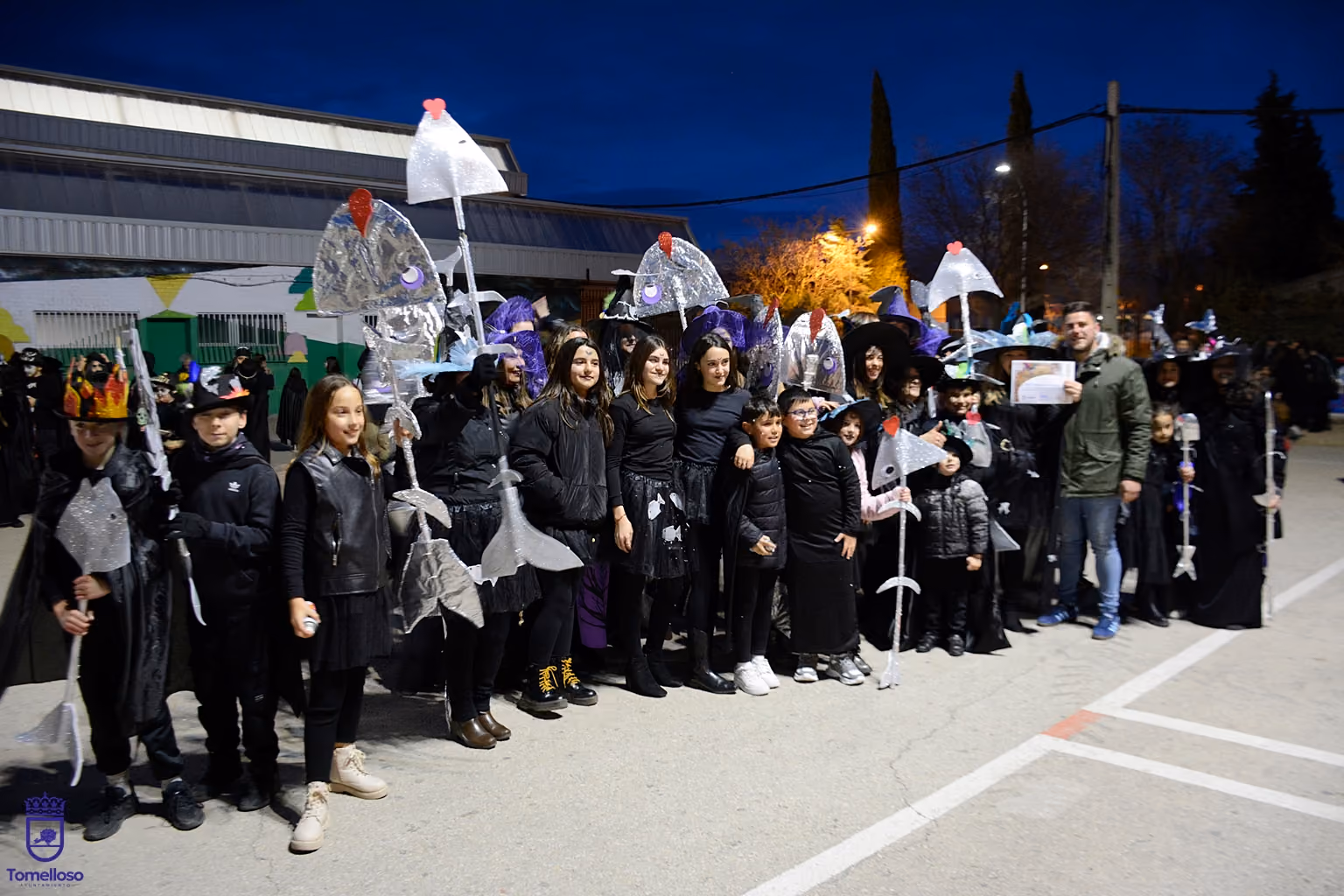 La asociación de vecinos del barrio Europa recibiendo del concejal de Festejos, el primer premio del concurso 