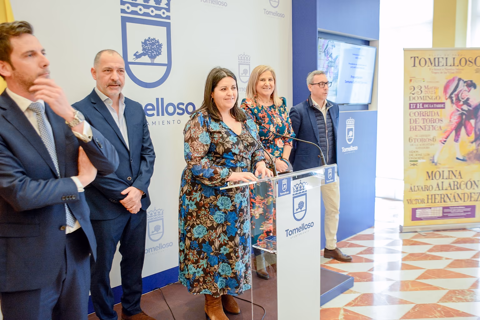 Inés Losa, en el centro, durante la presentación de la Semana Cultural Taurina