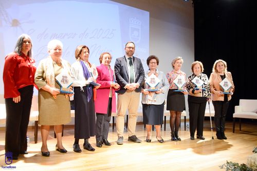 Imagen de familia con las homenajeadas, junto alcalde, Javier Navarro, y la concejal del Centro de la Mujer, Elena Villahermosa