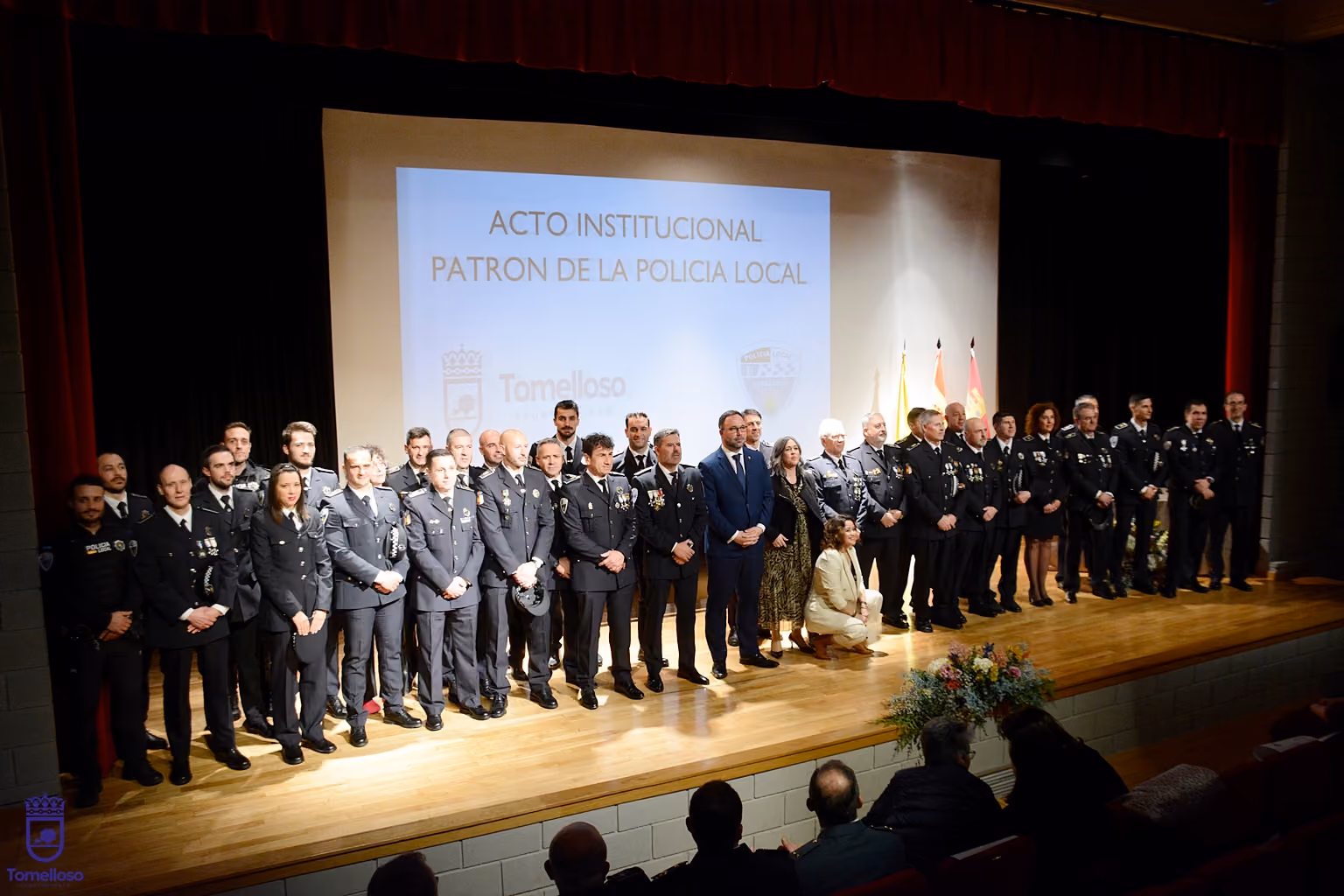 Foto de familia de los reconocidos y asistentes al acto