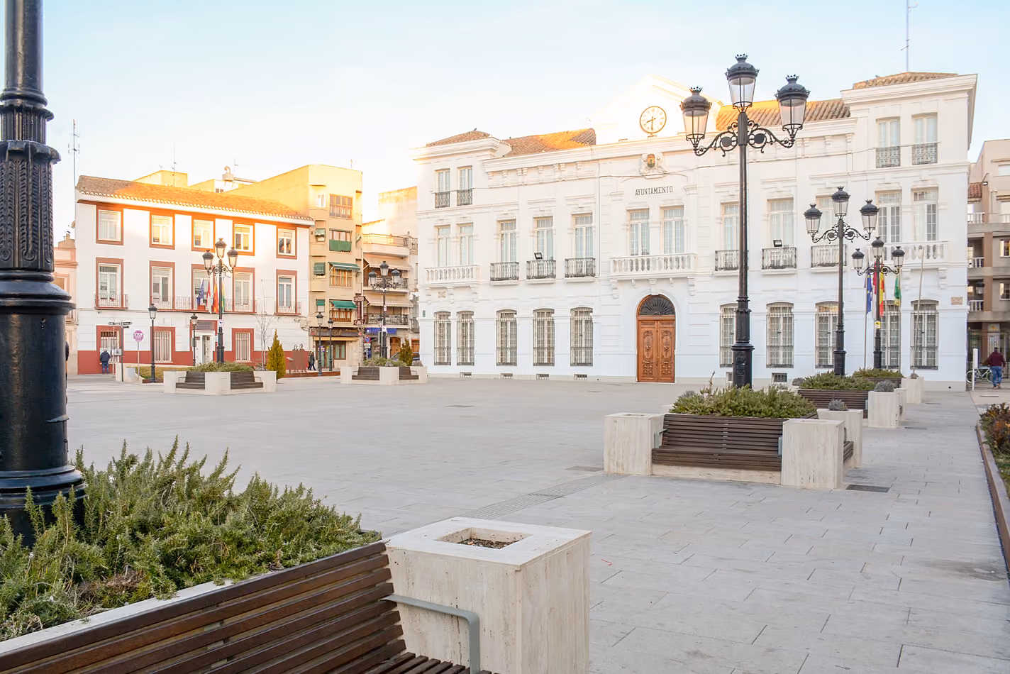 Plaza de España con el Ayuntamiento al fondo