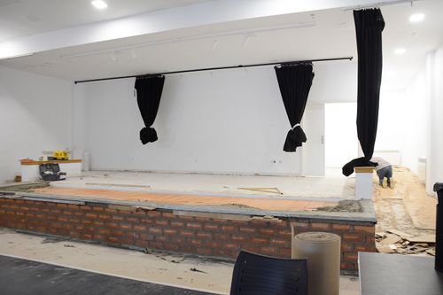 Vista de la ampliación del escenario del salón de actos del centro joven