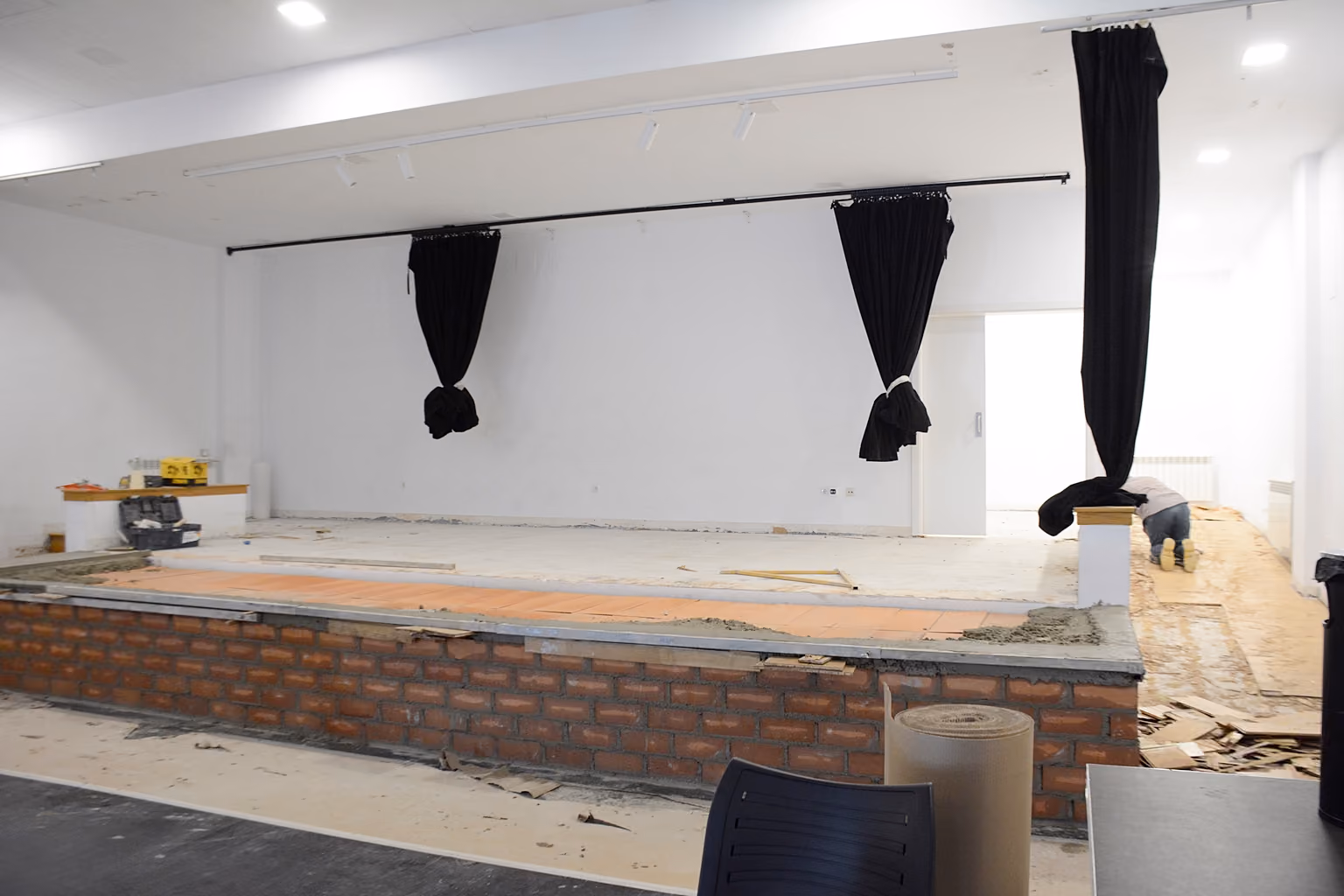 Vista de la ampliación del escenario del salón de actos del centro joven