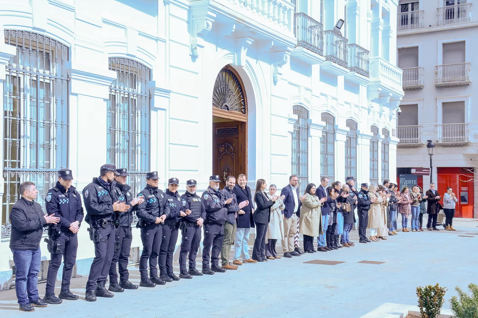 Participantes en el minuto de silencio convocado desde el Ayuntamiento