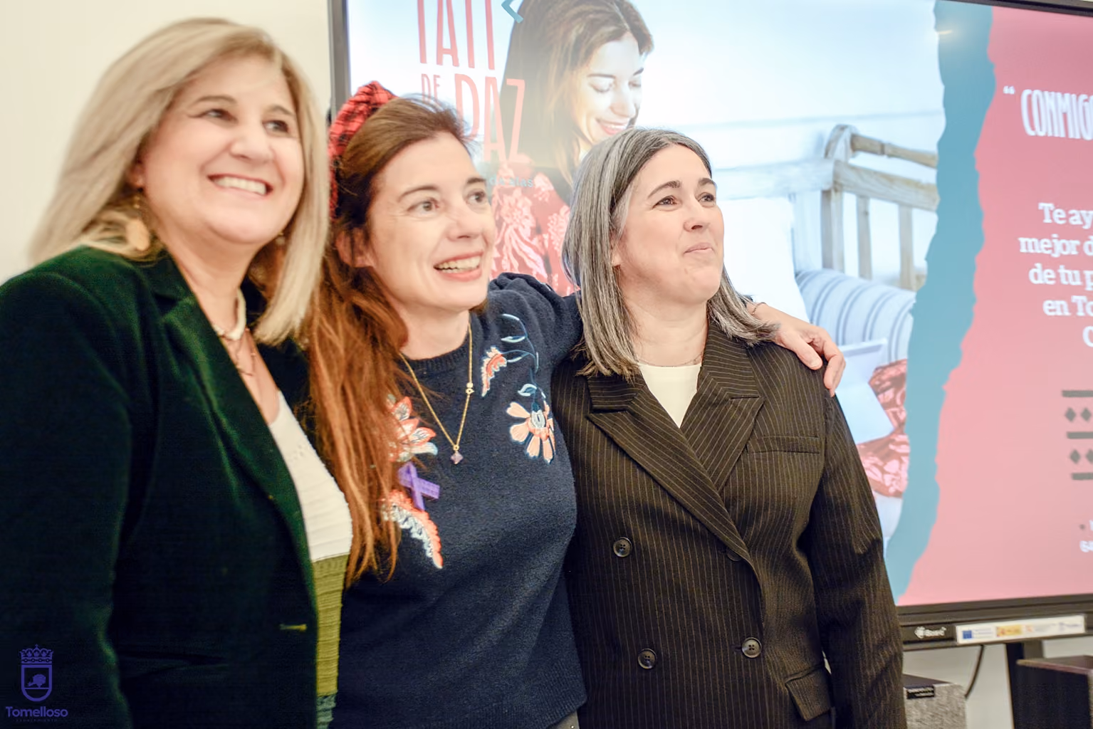 Tati de Paz, en el centro, con las concejalas Elena Villahermosa y Eloísa Perales.
