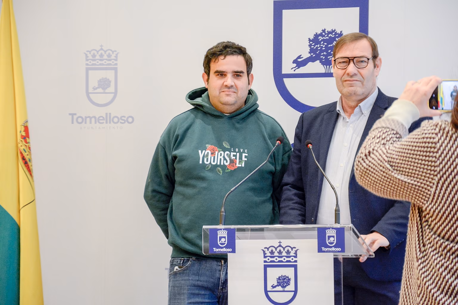 Antonio Ligero y Jesús Lara, a la derecha de la imagen, durante la presentación de los concursos convocados por el barrio Maternidad.