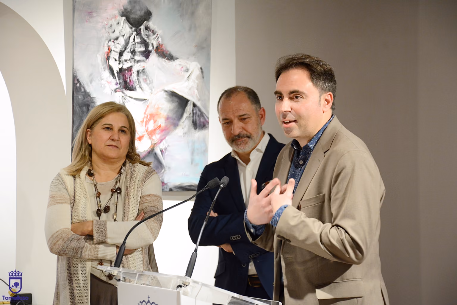 Álvaro Ramos, durante la inauguración de la exposición, acompañado por Eloísa Perales y Luis Antonio Perales