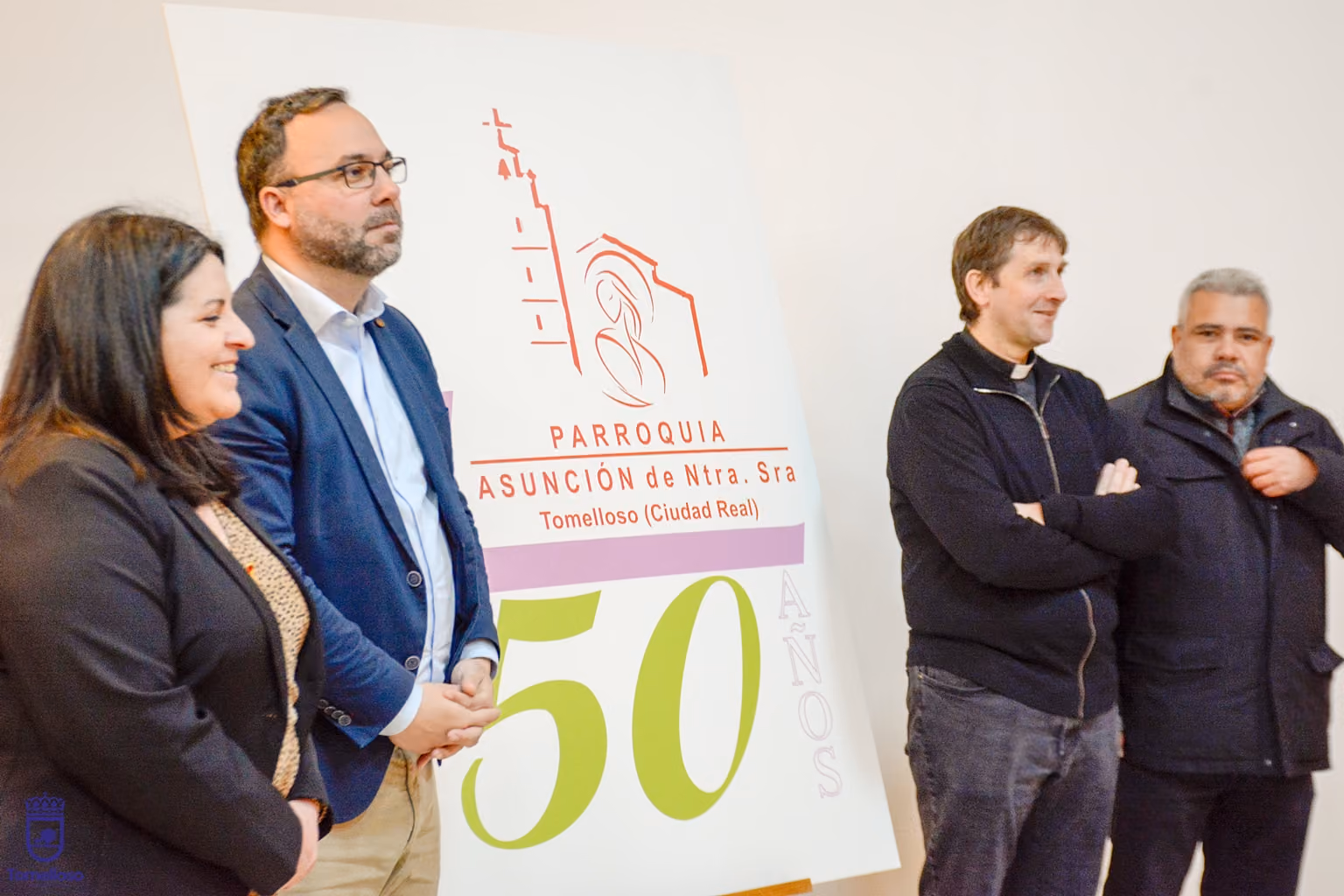 Participantes en la presentación ante el logotipo del aniversario