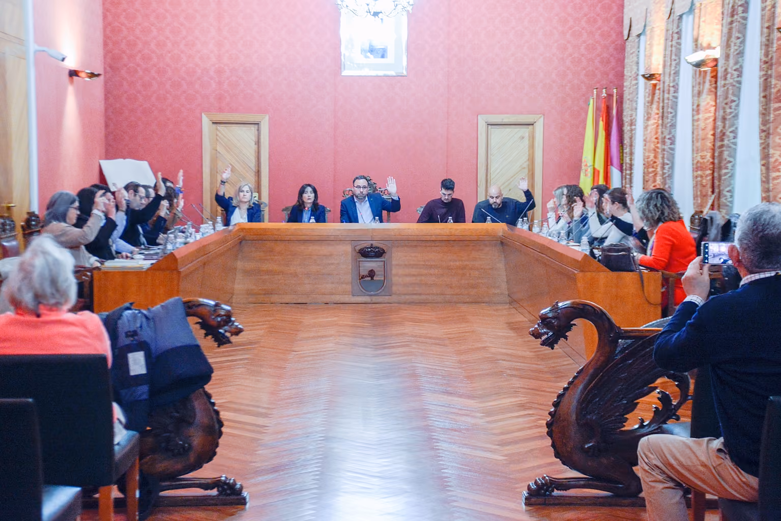La Corporación municipal durante la votación de unos los puntos de la sesión del mes de marzo.