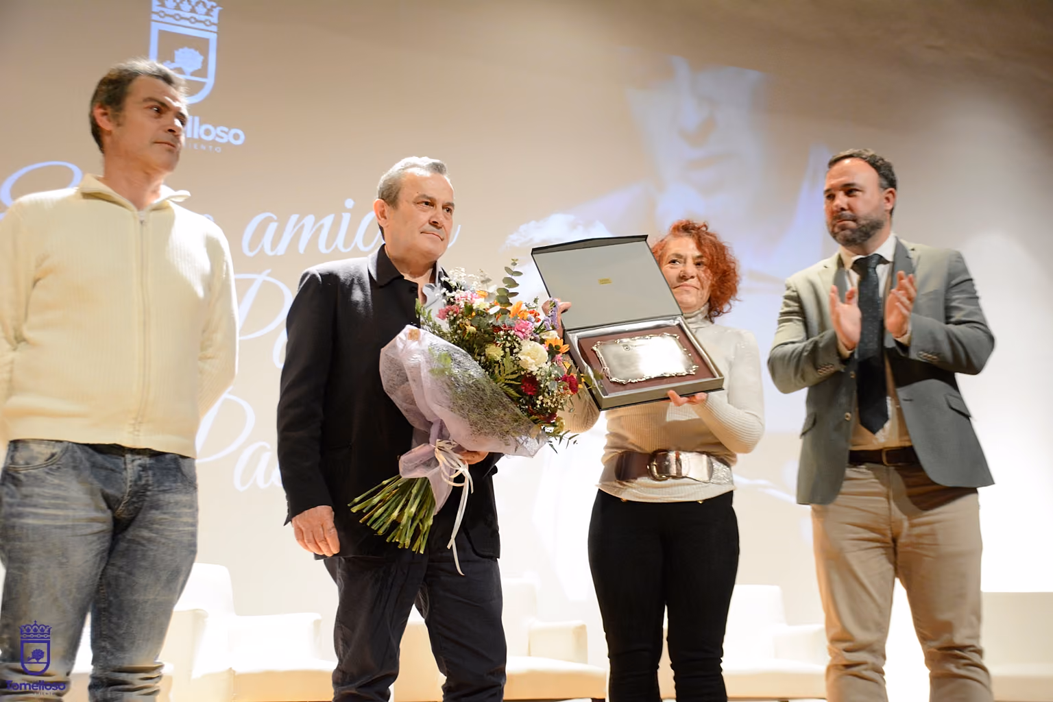 El alcalde Javier Navarro, a la derecha, durante la entrega de la placa a la familia de Pablo Ortiz