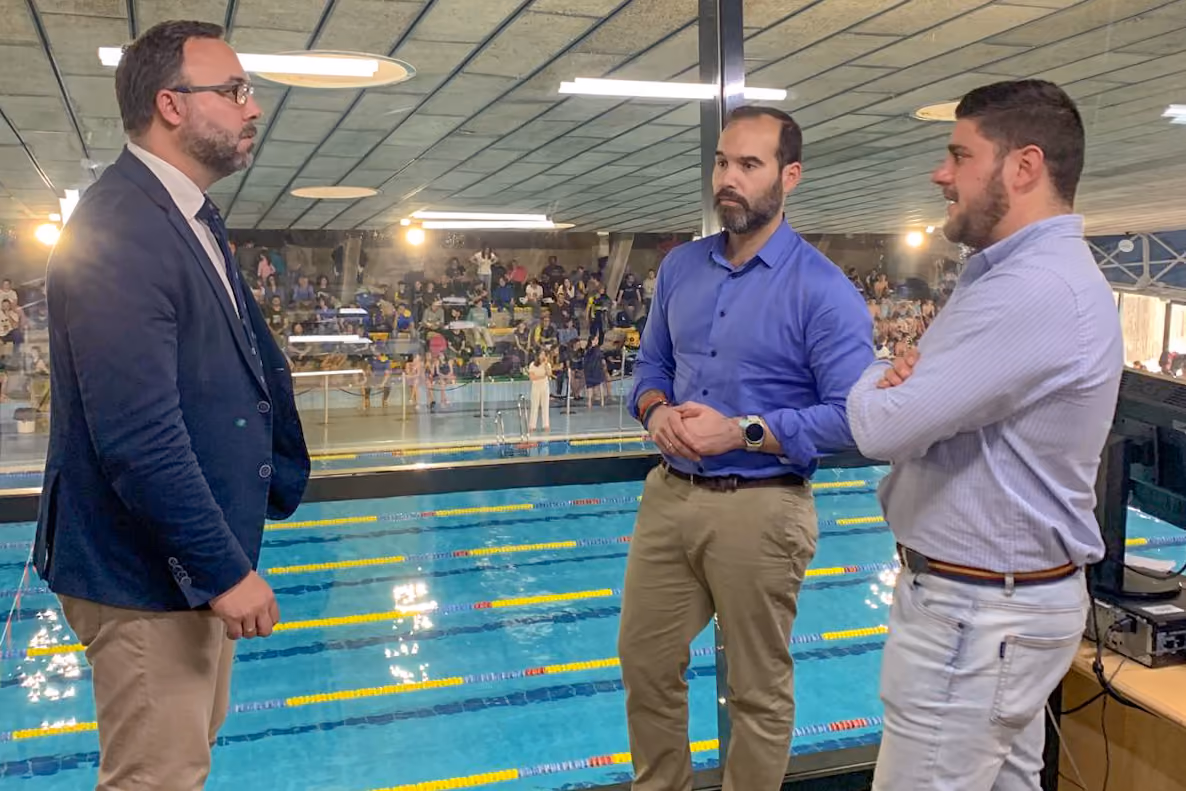 El alcalde, a la izquierda de la imagen, valoró la importancia del evento celebrado el fin de semana en la piscina de Tomelloso