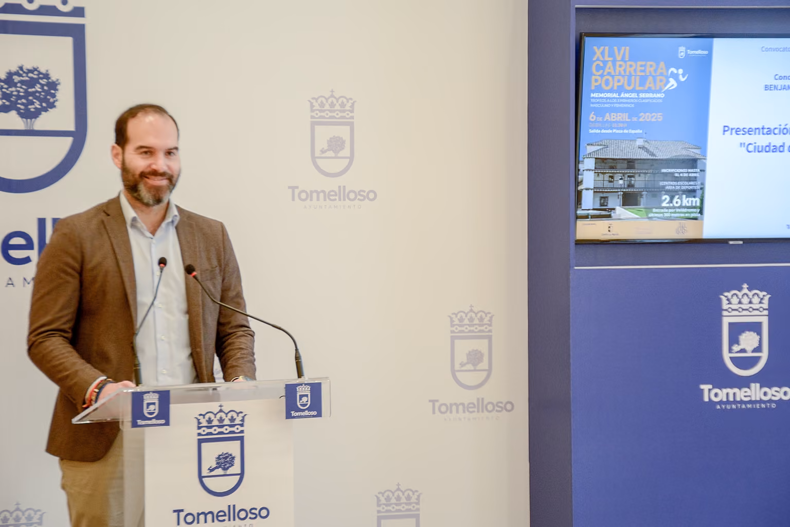 El concejal Benjamín de Sebastián durante la presentación de la carrera.