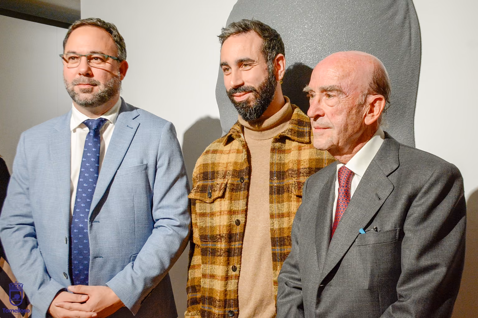 Alejanadro Monge, en el centro, con el alcalde Javier Navarro y Rafael Torres durante la inauguración de la exposición.